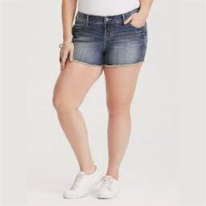Torrid Skinny Stretch Dark Vintage Wash Cut Off Frayed Stretch Short - Size 18